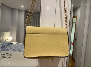 Bolso amarillo con cadena dorada