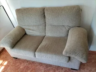 Sofá de tela beige y gris