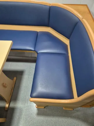 Mesa de cocina con banco y 3 sillas