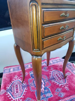 Mesita de noche de madera con 3 cajones