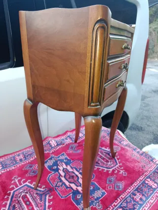 Mesita de noche de madera con 3 cajones