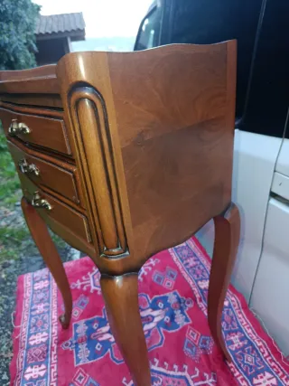 Mesita de noche de madera con 3 cajones