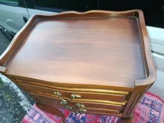 Mesita de noche de madera con 3 cajones