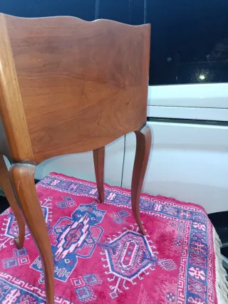 Mesita de noche de madera con 3 cajones