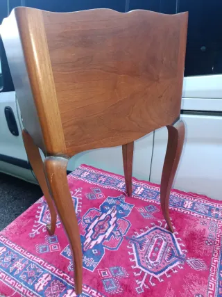 Mesita de noche de madera con 3 cajones