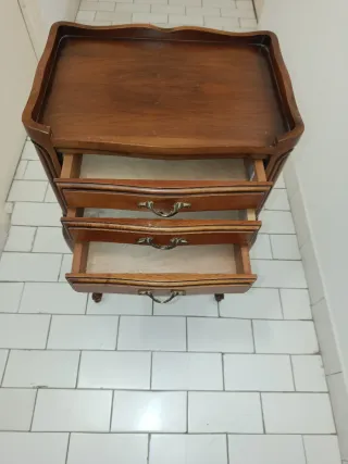 Mesita de noche de madera con 3 cajones