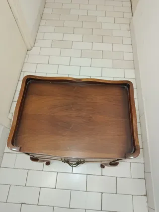 Mesita de noche de madera con 3 cajones