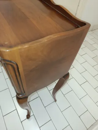 Mesita de noche de madera con 3 cajones