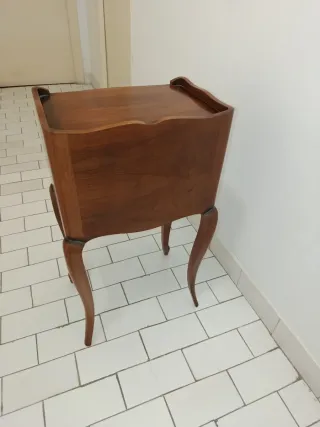 Mesita de noche de madera con 3 cajones