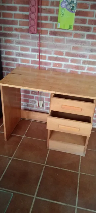 Mesa de estudio pequeña de madera