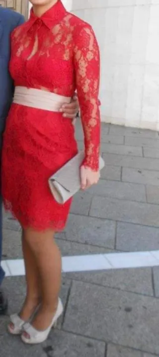 Vestido rojo de encaje para evento