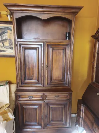 Mueble de nogal con puertas y cajones