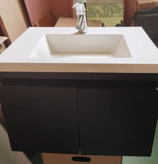 Mueble de baño con lavabo y grifería