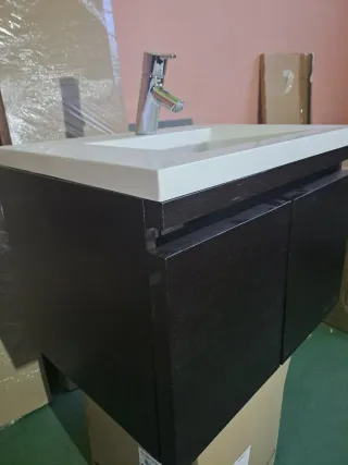 Mueble de baño con lavabo y grifería