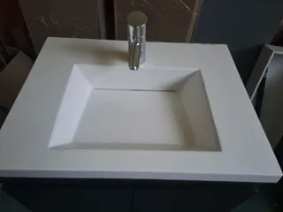 Mueble de baño con lavabo y grifería