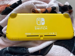 Nintendo Switch Lite Amarillo
