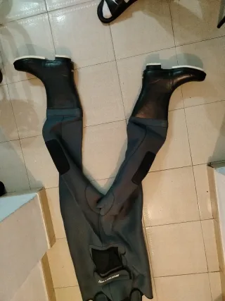 Traje de pesca con botas