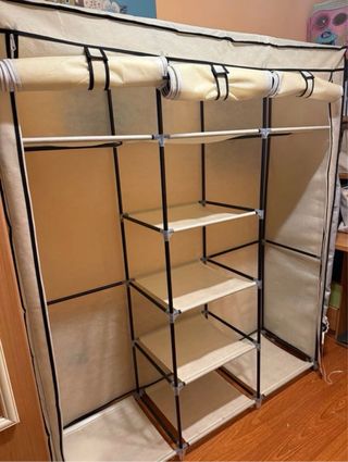 Armario de tela beige con estantes