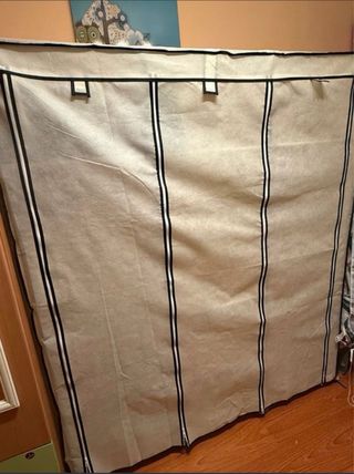 Armario de tela beige con estantes