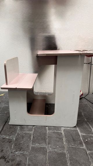 Pupitre infantil de madera rosa