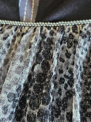 Blusa estampada serpiente con toque brillante.