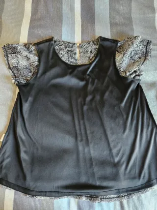 Blusa estampada serpiente con toque brillante.