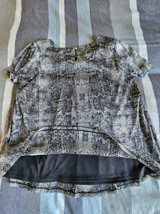 Blusa estampada serpiente con toque brillante.