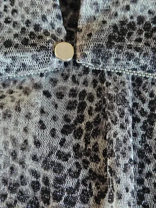 Blusa estampada serpiente con toque brillante.