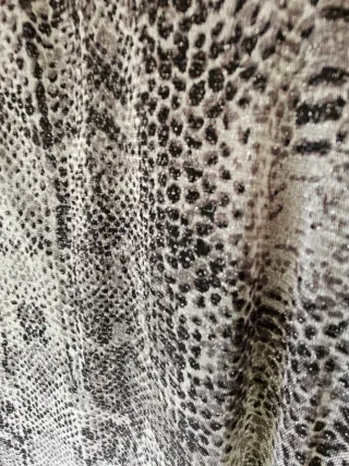Blusa estampada serpiente con toque brillante.
