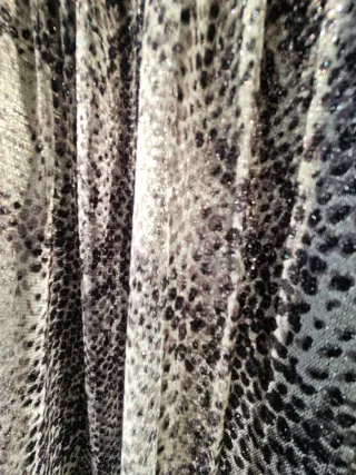 Blusa estampada serpiente con toque brillante.