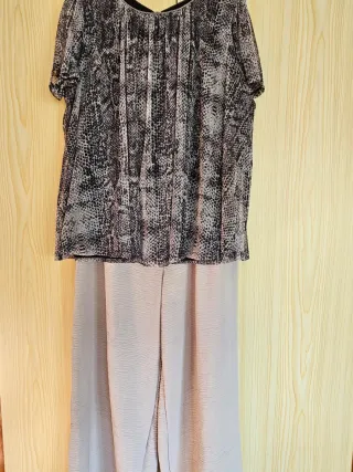 Blusa estampada serpiente con toque brillante.