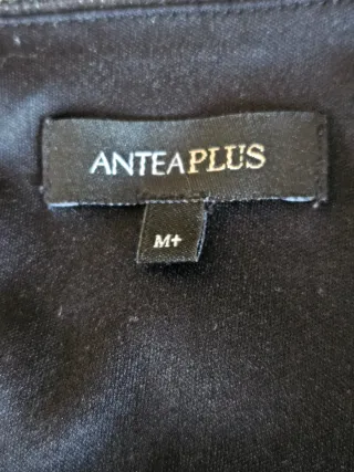 Blusa estampada serpiente con toque brillante.