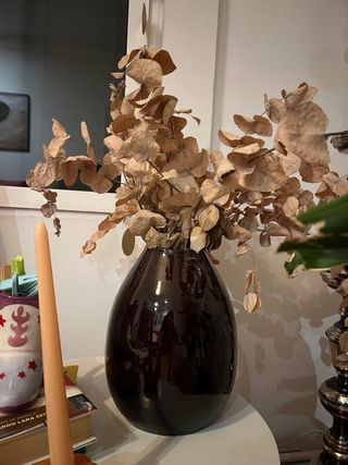 Jarrón de cerámica marrón oscuro