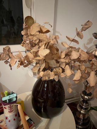 Jarrón de cerámica marrón oscuro