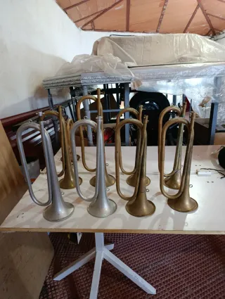 Cornetas largas doradas y plateadas