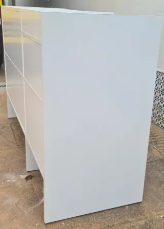 Mostrador de tienda blanco