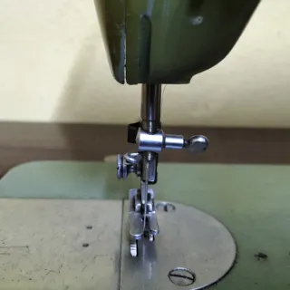 Máquina de coser Sigma con mesa