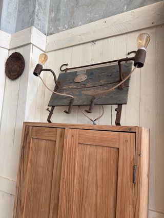 Candeeiro de parede antigo