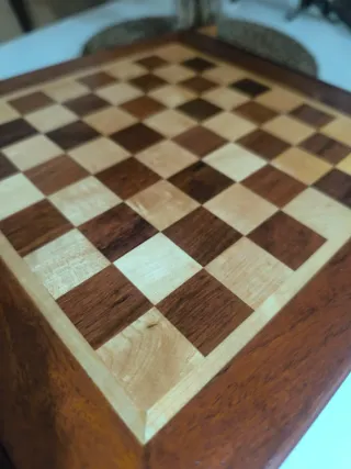 Caja de ajedrez vintage de madera