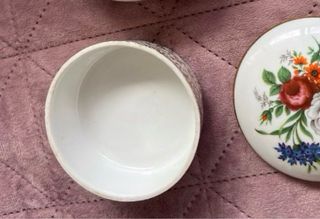 Joyería de porcelana con flores