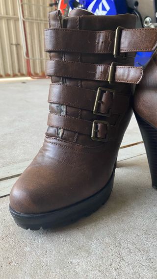 Botines Atmosfera Marrones con Hebillas