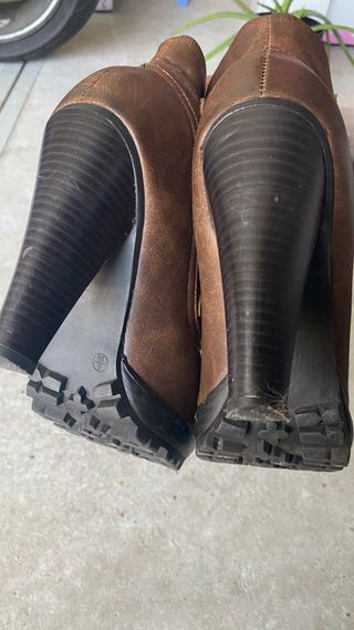 Botines Atmosfera Marrones con Hebillas