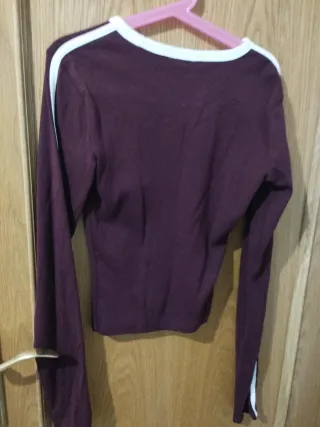 Camiseta Bershka manga larga New York,color vino.