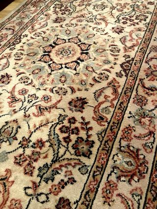 Alfombra estilo persa de lana beige