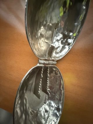 Cascanueces de metal plateado