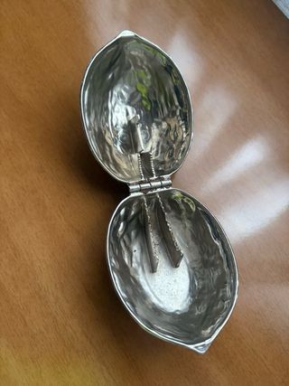 Cascanueces de metal plateado
