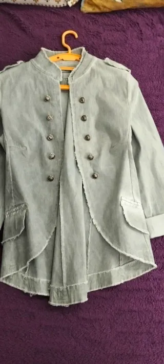 Chaqueta vaquera es tipo esmoquin y con botones