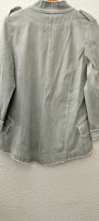 Chaqueta vaquera es tipo esmoquin y con botones