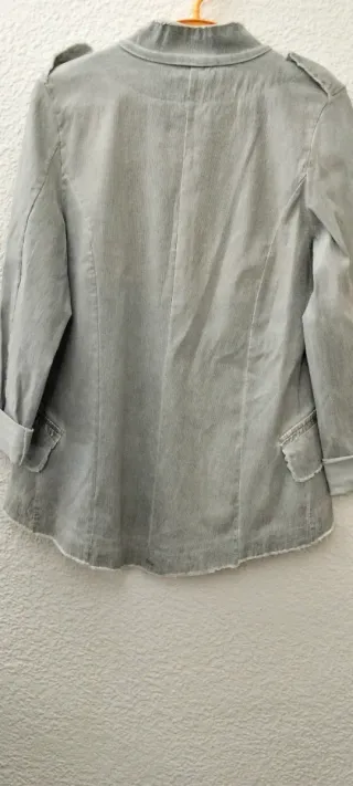 Chaqueta vaquera es tipo esmoquin y con botones