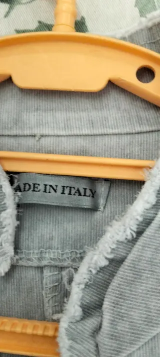 Chaqueta vaquera es tipo esmoquin y con botones